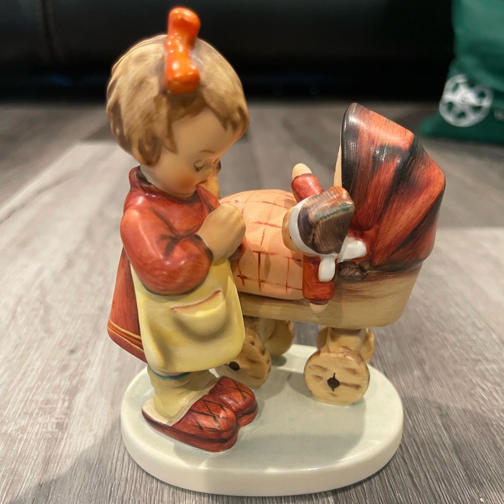 Hummel #67 “Doll Mother” “Puppenmutterchen”